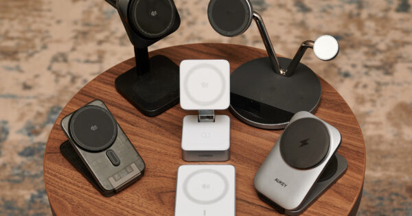 Sechs Ladegeräte sind auf einem runden Tisch platziert.