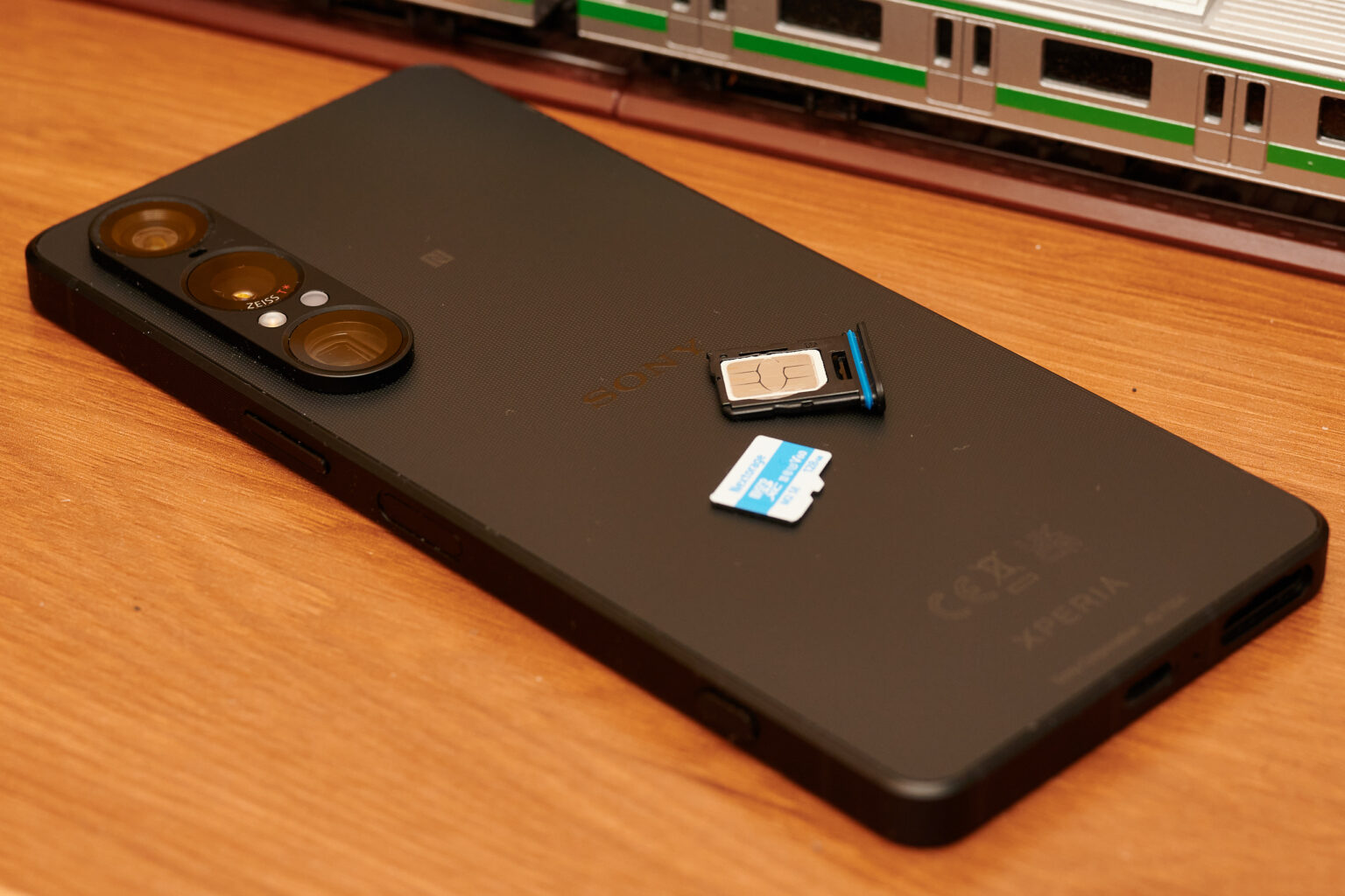 Das Xperia 1 VII mit Micro-SD-Karte und SIM-Karte auf dem Smartphone positioniert.