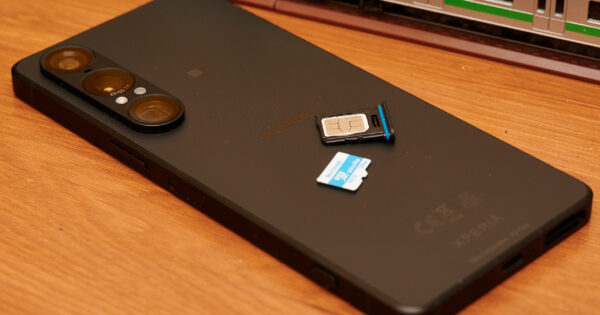 Das Xperia 1 VII mit Micro-SD-Karte und SIM-Karte auf dem Smartphone positioniert.