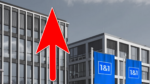 Exklusive Marktanalyse 2026: Roter Wachstumspfeil vor dem 1&1 Firmengebäude signalisiert massiven Anstieg der SIM-Karten-Zahlen gegenüber O2.