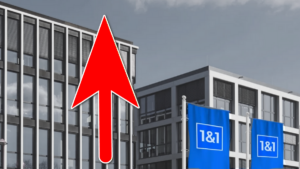 Exklusive Marktanalyse 2026: Roter Wachstumspfeil vor dem 1&1 Firmengebäude signalisiert massiven Anstieg der SIM-Karten-Zahlen gegenüber O2.
