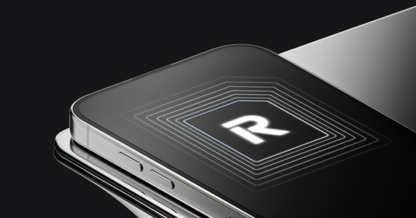 Symbolbild eines Smartphones mit einem eSIM-artigen Revolut-Logo.