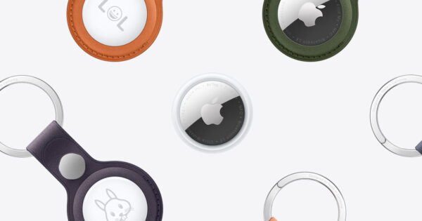 Mehrere Airtags in Schutzhülle, zentral eines ohne.