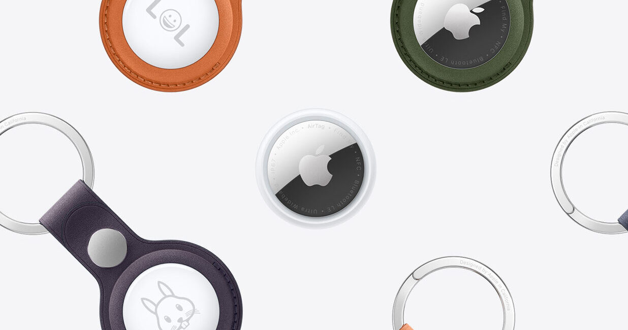 Mehrere Airtags in Schutzhülle, zentral eines ohne.