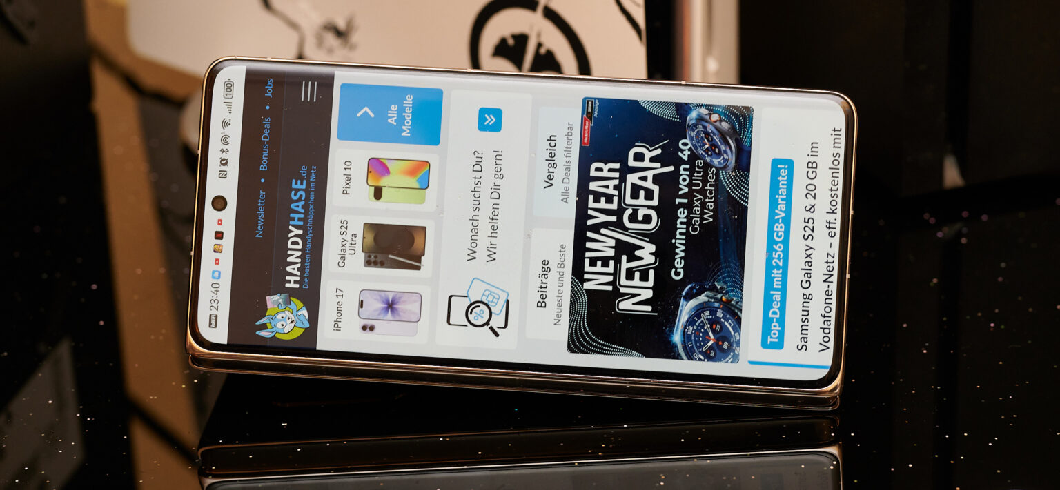 Aufgeklappt, seitlich liegend mit Außendisplay sichtbar.