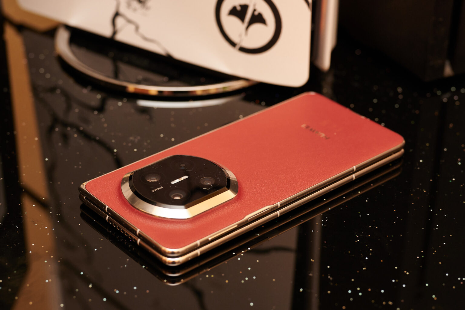 MateX7 jetzt mit dem Kamerabuckel vorne vor der PS5.