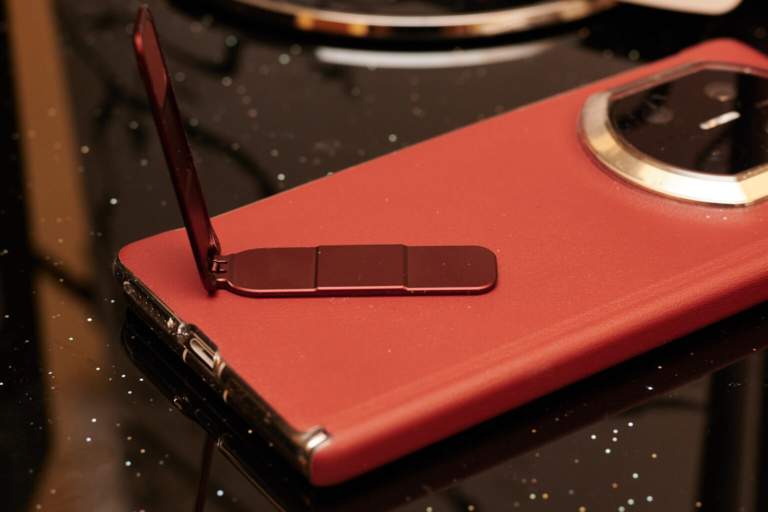 Mate X7 mit roter Hülle und aufgeklapptem Standfuß.