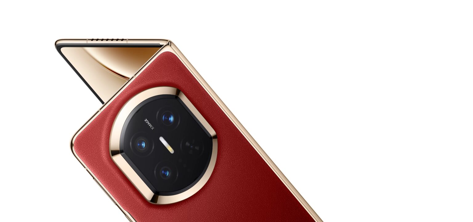 Huaweis Mate X7 diagonal mit offenem Display.