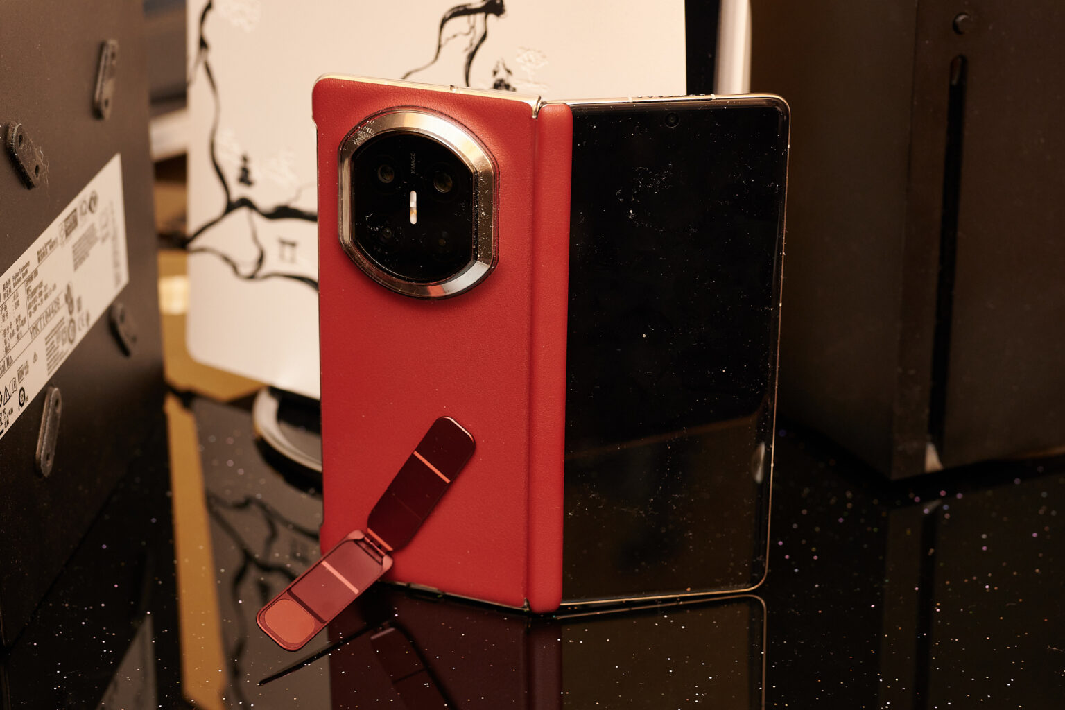 Aufgeklapptes Mate X7, Sichtbare Rückseite mit Hülle und Standfuß samt Außendisplay.