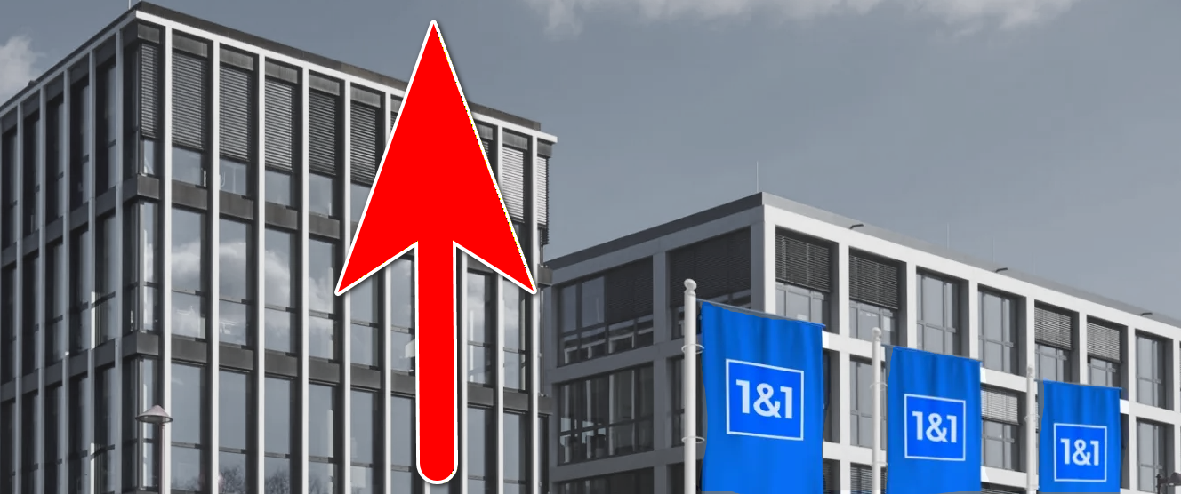 Exklusive Marktanalyse 2026: Roter Wachstumspfeil vor dem 1&1 Firmengebäude signalisiert massiven Anstieg der SIM-Karten-Zahlen gegenüber O2.