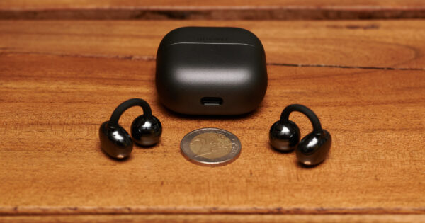 Freeclip-2-Ladecae mit 2-Euro-Stück davor und die Clips daneben.