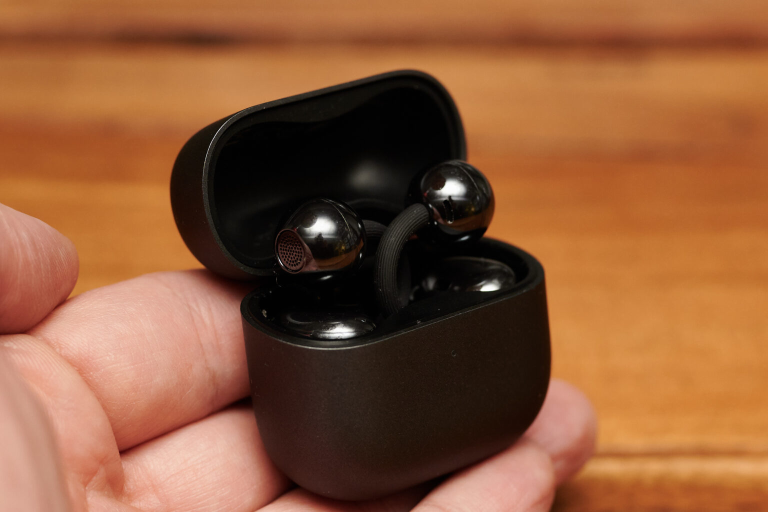 Offenes Case mit Clips eingesetzt in einer Hand gehalten.