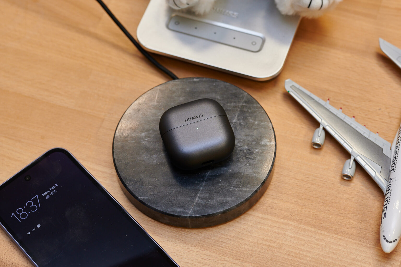 Freeclip-2-Ladecase auf einem marmornen Qi-Ladepad.