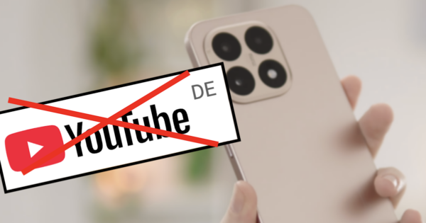 roségoldenes Smartphone in der Hand, davor das YouTube-Logo mit einem roten Kreuz darüber
