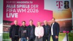 Moderatoren-Team vor Fifa-WM-Wand der Telekom.