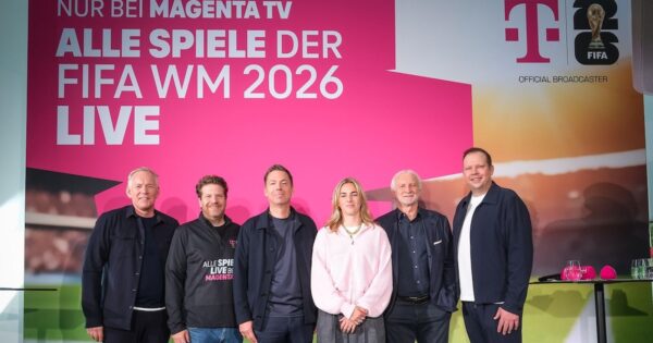 Moderatoren-Team vor Fifa-WM-Wand der Telekom.
