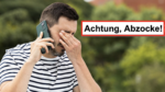 Eine Person telefoniert sichtlich gestresst mit dem Smartphone, davor ein schwarzer Schriftzug: Achtung, Abzocke!