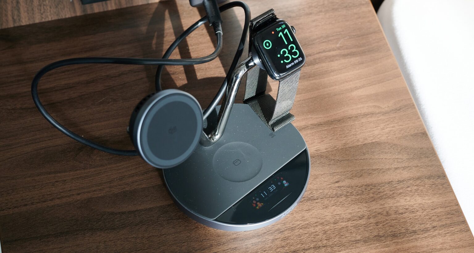 Anker Prime Qi2-Ladestation in der Sonne.