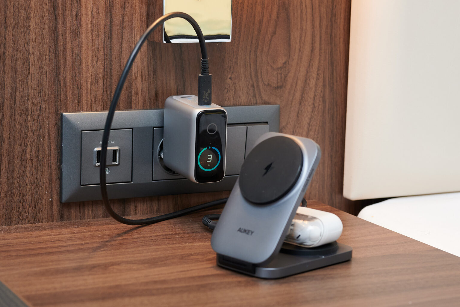 Aukey aufgeklappt und mit Ladecase auf dem unteren Pad.