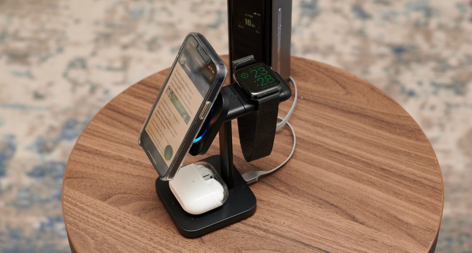 ESRs Tischladegerät auf einem Tisch, voll bestückt.