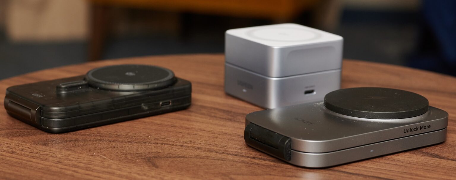 Drei Reiseladegeräte zusammengeklappt.