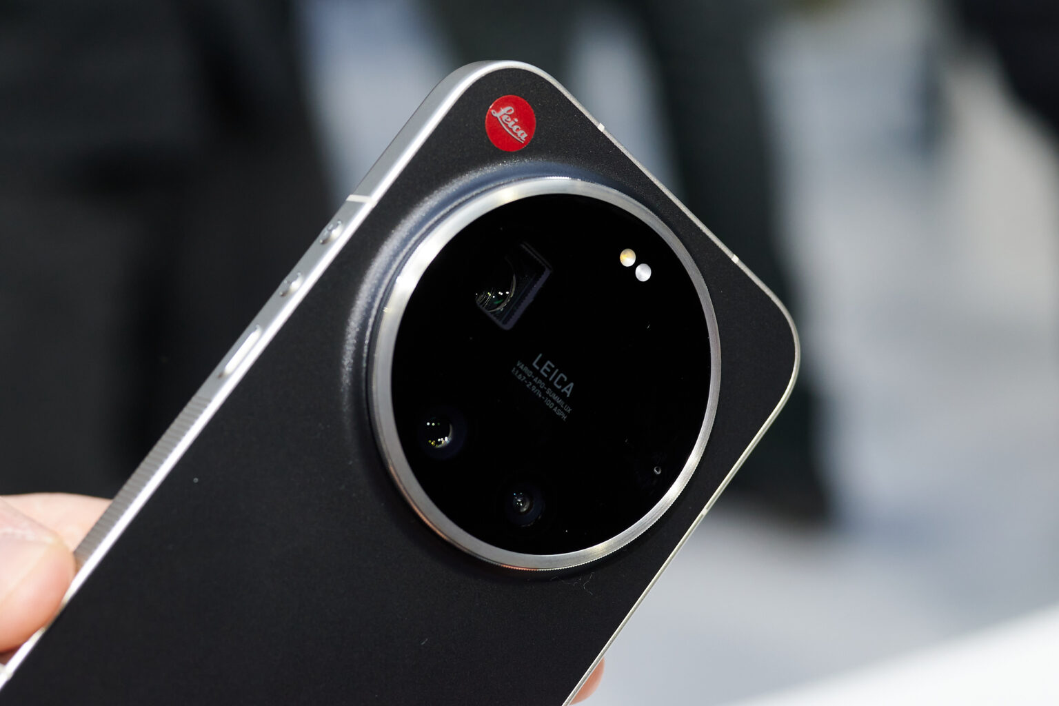 Leitzphone mit der Kamera im Blickfeld und rotem Leica-Logo.