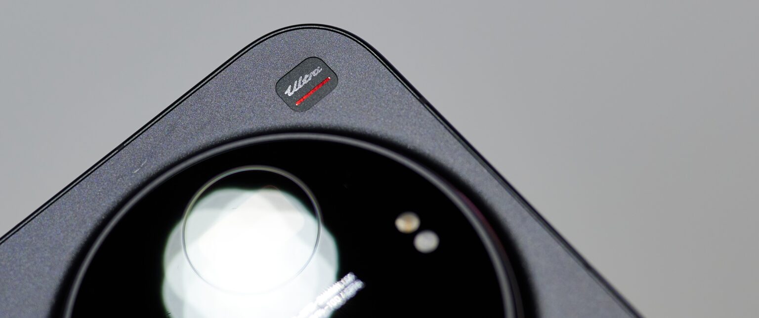 Nahaufnahme auf das Ultra-Logo über dem Kamera-Modul.