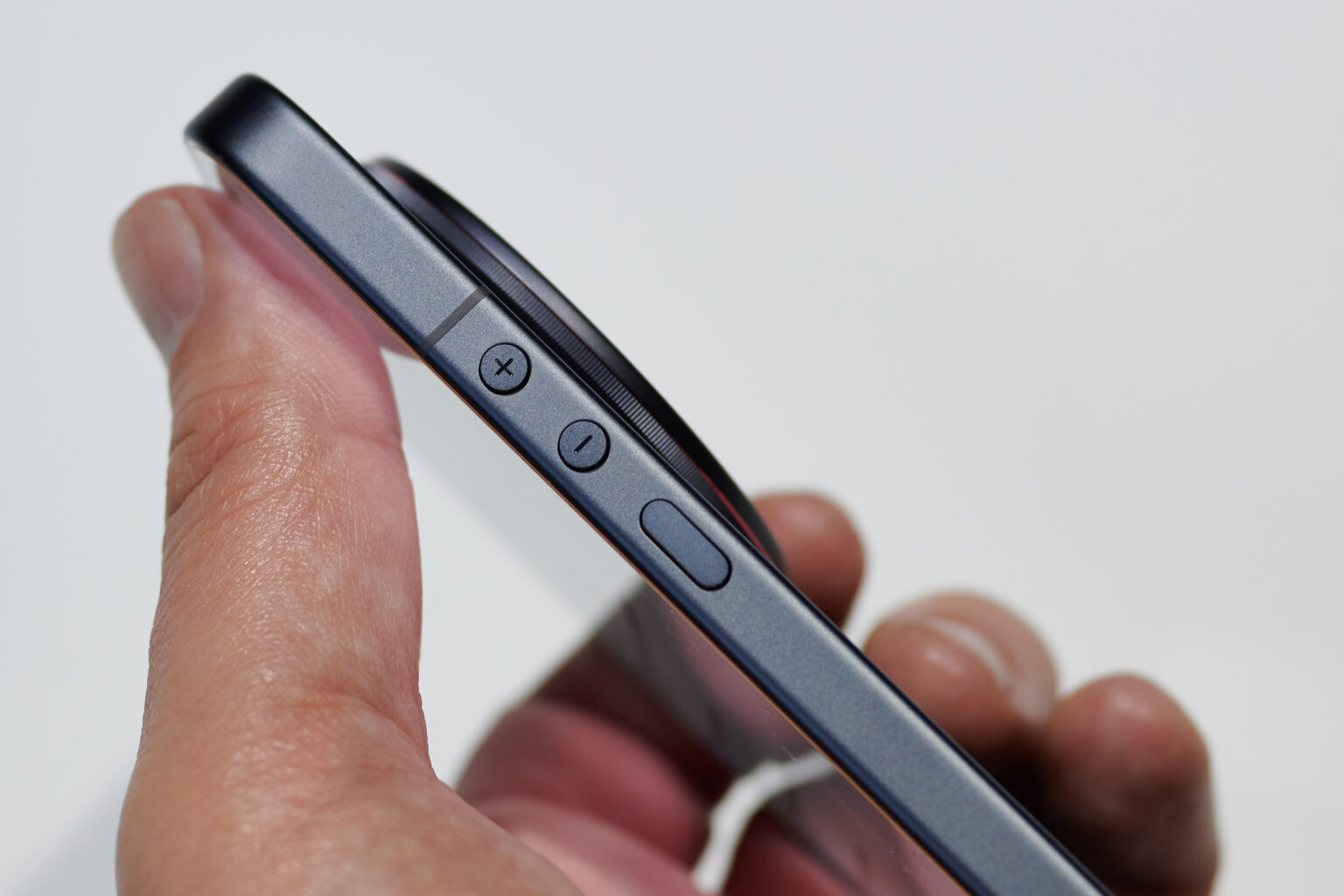 Blick auf die Seite des regulären Xiaomi 17 Ultra.