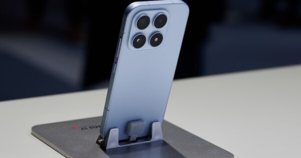 Rückseite des Xiaomi 17 in einem Stand.