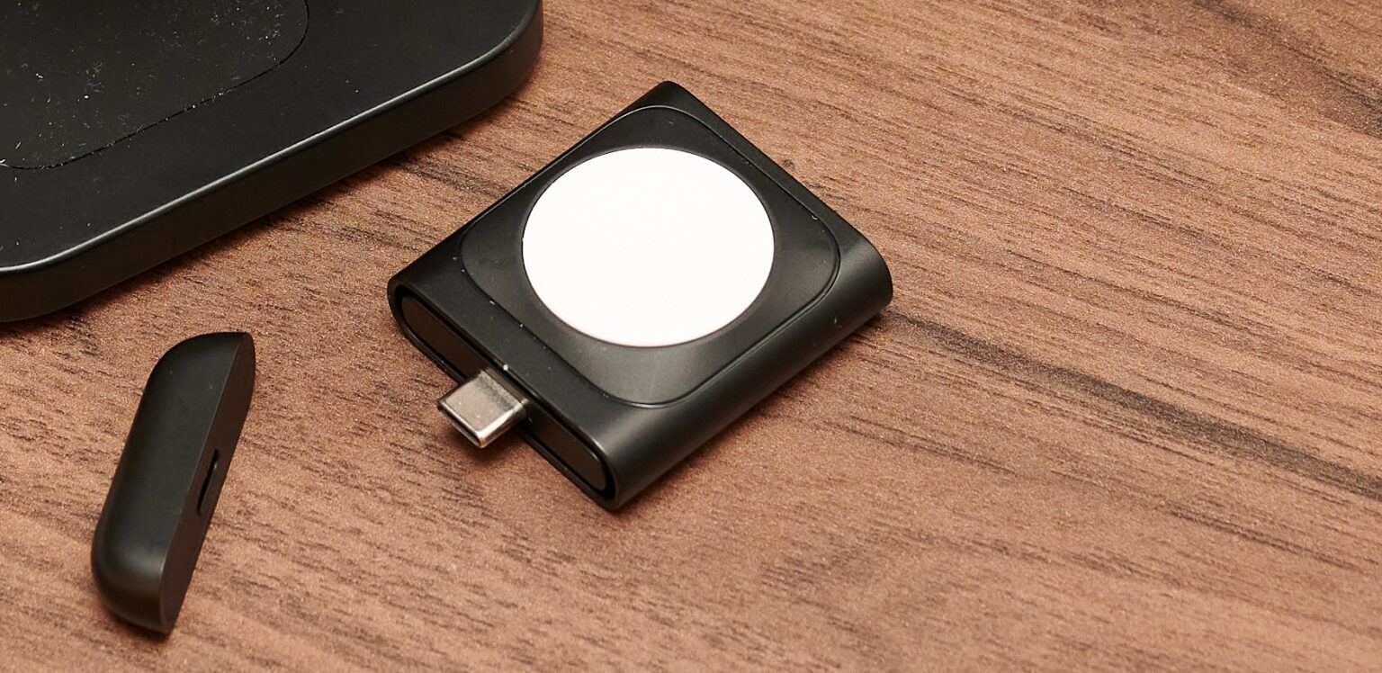 Ladepuck des ESR-Tischladegeräts abgenommen mit Schutzkappe.