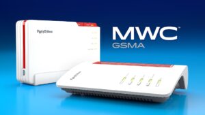 Zwei Fritzboxen vor blauem Hintergrund und MWC-GSMA-Logo.