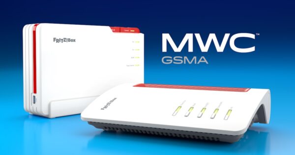 Zwei Fritzboxen vor blauem Hintergrund und MWC-GSMA-Logo.