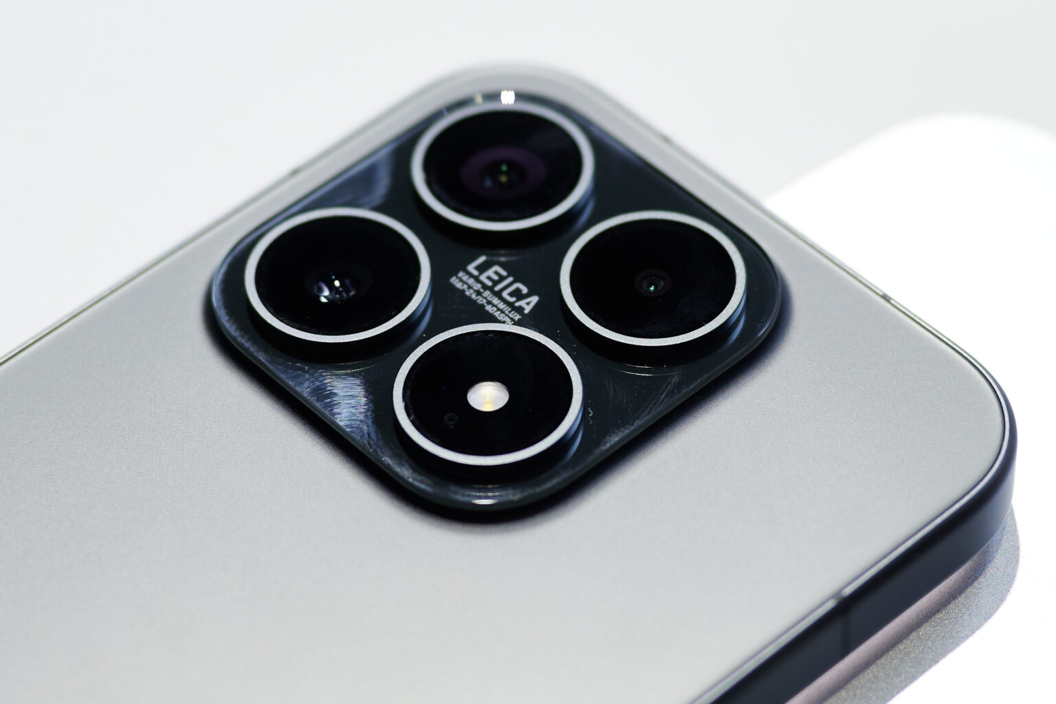 Die einzelnen Linsen im Kameramodul abgelichtet mit Fettschlieren zwischen den Linsen.