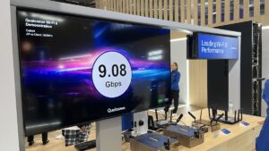 Blick auf den Demoaufbau von Qualcomm mit Testgeräten.