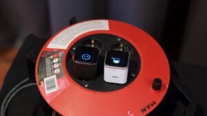 Zwei Ladegeräte an den Schukodosen einer Kabelrolle.