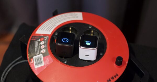 Zwei Ladegeräte an den Schukodosen einer Kabelrolle.