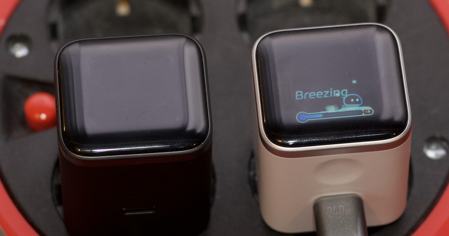 Zwei Ladegeräte nebeneinander. Das recht mit Temperaturanzeige.