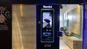 Ein Bankautomat in der Front eines Tattoo-Studios.