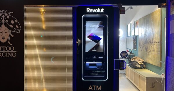 Ein Bankautomat in der Front eines Tattoo-Studios.