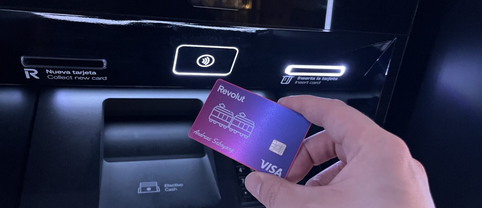 Revolut-Karte wird vor dem EMV-Lesegerät gehalten.