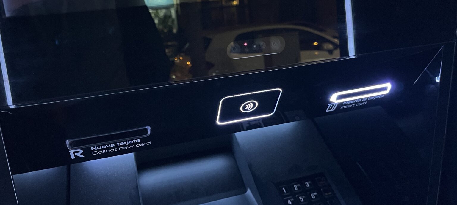 Kartenausgabe, EMV-Leser und Chipkartenleser nebeneinander.