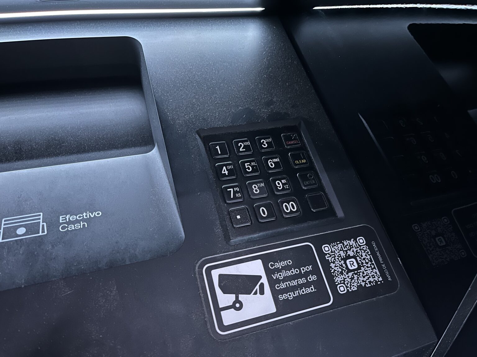 Blick auf das Tastaturfeld. Die Entertaste ist kaum erkennbar, obwohl die Kamera hier mehr Licht aufnimmt als das menschliche Auge.