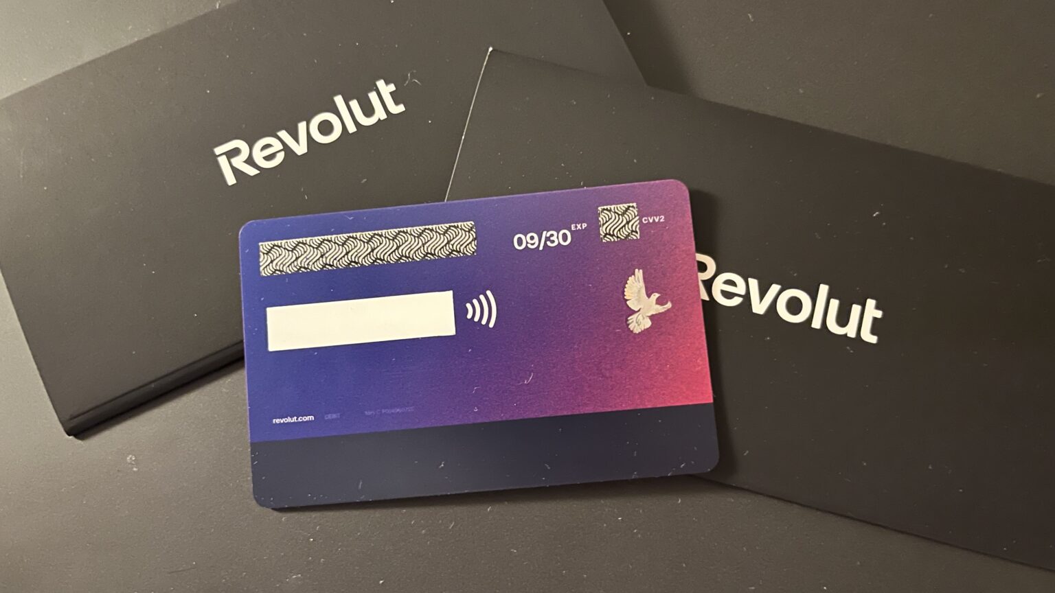 Eine offene Karte mit Rubbelfeldern udn zwei schwarze kleine Umschläge mit Karten innen.