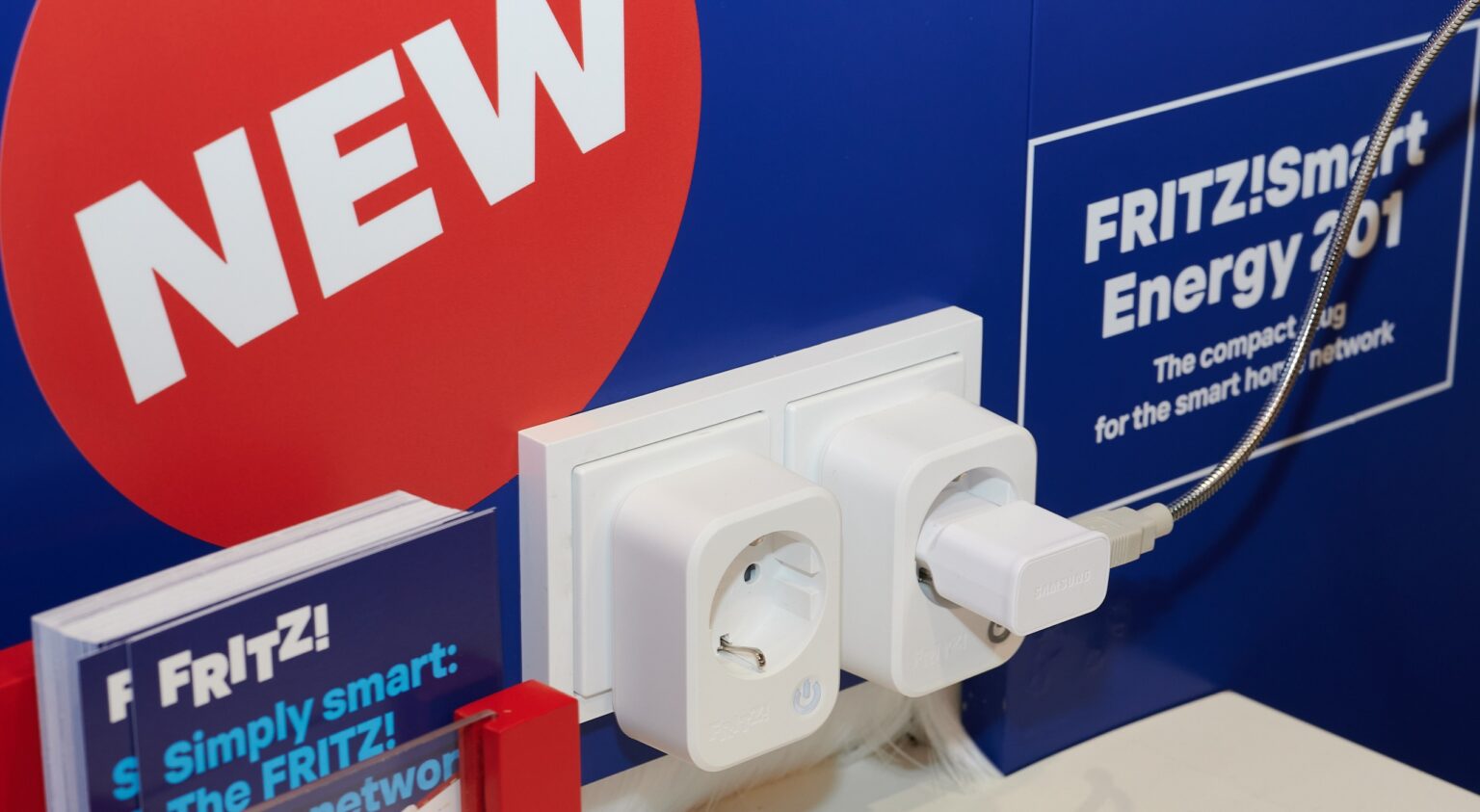 Zwei Steckdosen-Adapter von FRITZ! an einer Wand.