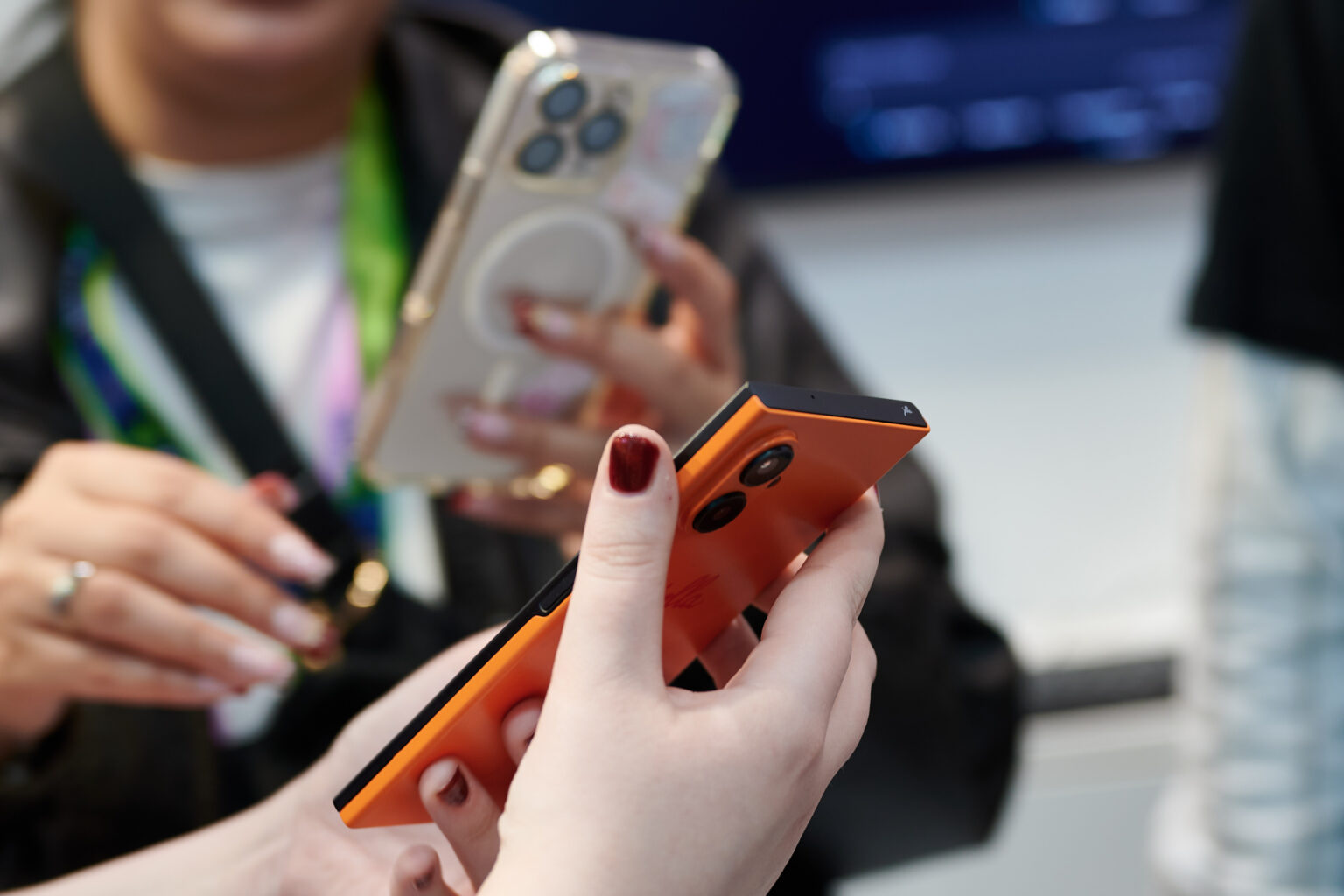 Jolla Phone beim Filmen durch die Handyhase-Crew. iPhone im Hintergrund filmt es.