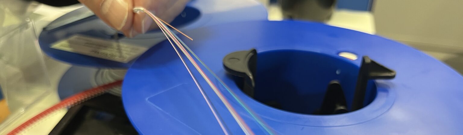 Geöffnetes Kabel mit einzelnen Fasern etwas aufgefächert.