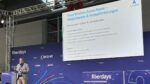 Sercomm-Mitarbeiter präsentiert auf einer Bühne der Fiberdays.