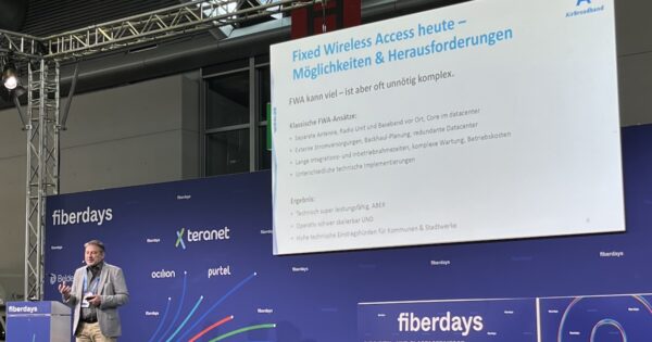 Sercomm-Mitarbeiter präsentiert auf einer Bühne der Fiberdays.
