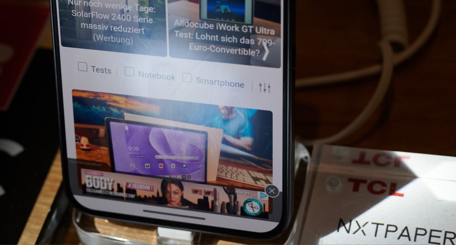 Nahaufnahme der Bestrahlung des Displays. Schritt lässt sich noch lesen.