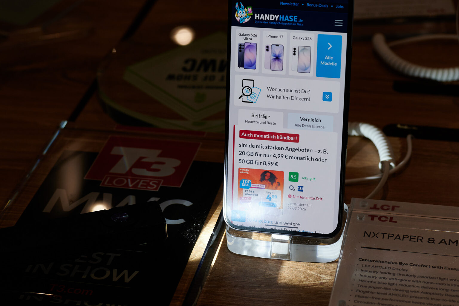 Taschenlampe, kaum erkennbar, leuchtet auf das Smartphone mit Handyhase-Webseite.